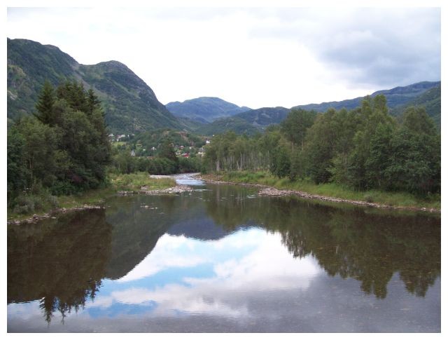 ein Fluss der im Røldalsvatnet endet..