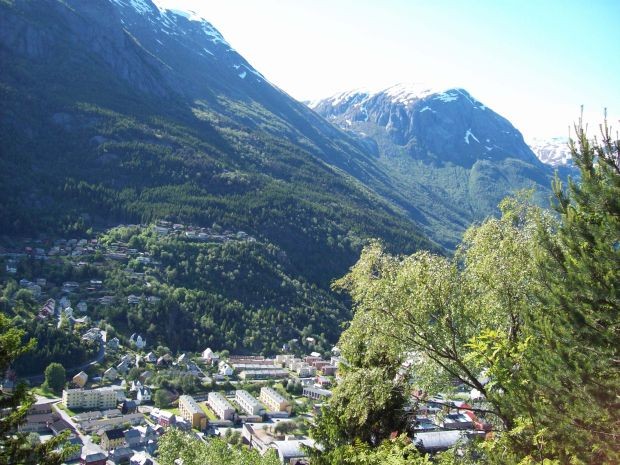 bei einer Pause an den Gleitseilen den Blick hinab auf Odda...