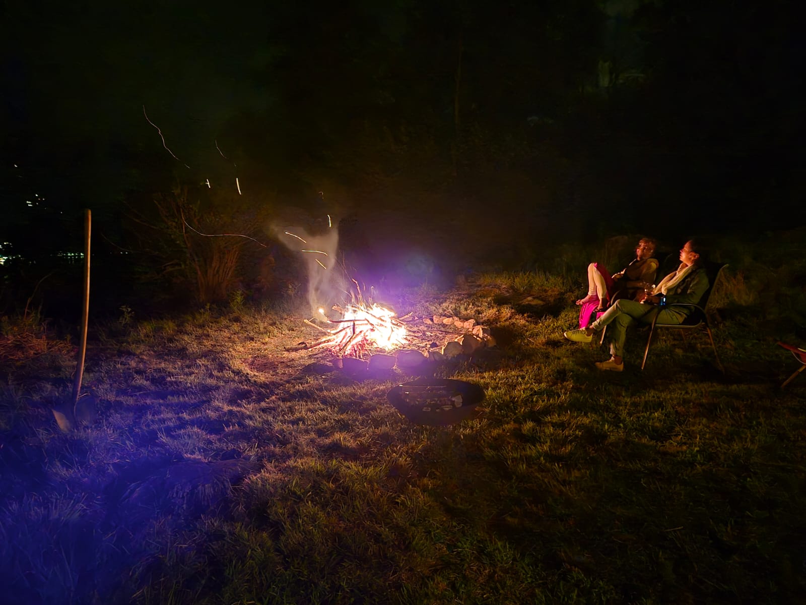 zu später stunde am feuer unter dem sterne himmel