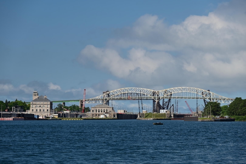 Die Brücke verbindet Kanada mit den USA, die Schleusen den Lake Superior mit dem Lake Huron
