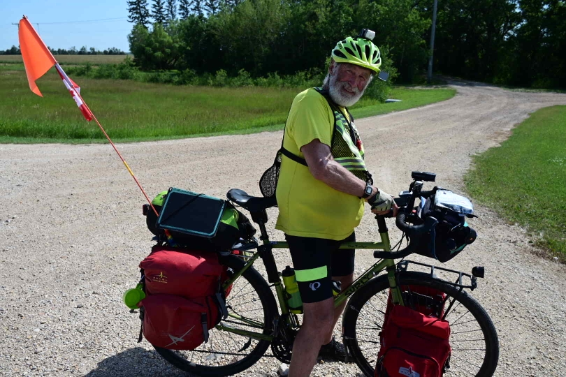 Eine der wenigen Begegnungen mit einem anderen Radreisenden - dieser Kanadier ist im eigenen Land allerdings schon 90.000km gefahren. Er kennt (fast) alle Ecken