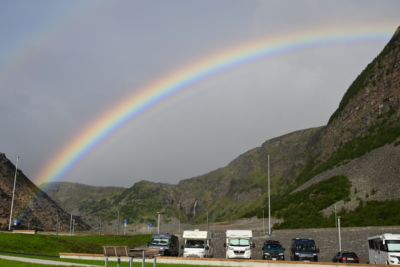 Der Regenbogen über dem Rastplatz beim Start früh morgens lässt nichts Gutes für den Tag erwarten