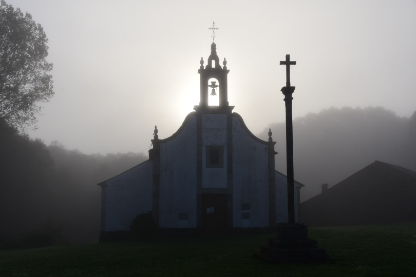 Kirchen gibt es ja zuhauf, nicht nur an den Jakobswegen. Allerdings war dieser Moment morgens bei 6 Grad und Nebel im Sonnneaufgang schon sehr besonders