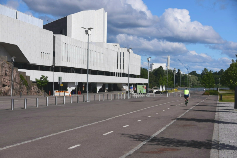 So müssen Radwege aussehen! Tolle Qualität, viele Unterführungen und eine konsequente Wegweisung nur für Radfahrer, die für Helsinki schon 50km vorher anfängt und einen sicher bis ins Herz der Stadt bringt