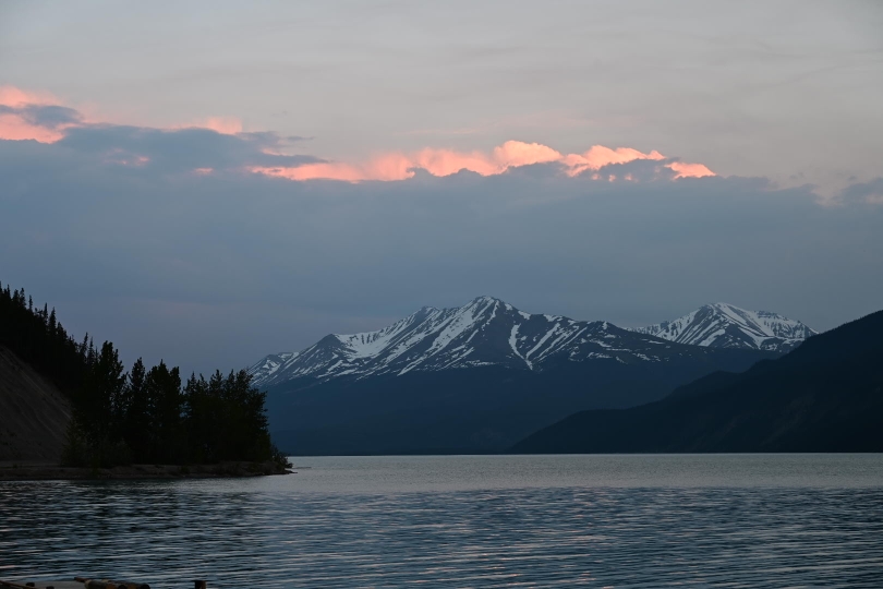 Abendstimmung über dem Muncho Lake