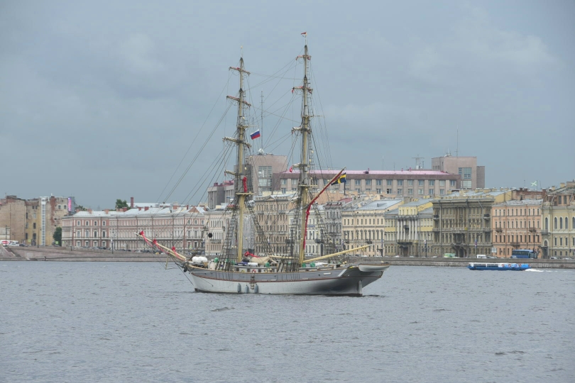 Erster Blick über die Newa bei meiner Ankunft - es sind die berühmten "Weißen Nächte" von St. Petersburg im Sommer, wenn es nicht richtig dunkel wird