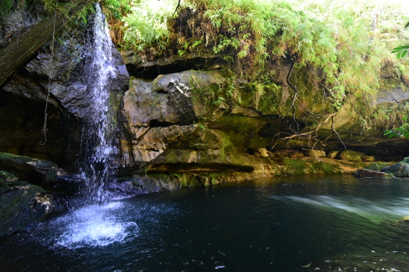 Ein Wasserfall ist doch immer wieder ein Hingucker - auch wenn es ein kleiner ist. Die Umgebung macht's!