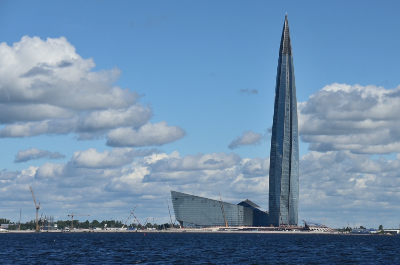 Und man kommt an dem neuen Wahrzeichen der Stadt vorbei, das einzige Hochhochhaus der Stadt, da hier alles auf Sumpf gebaut ist. Obwohl ein ganzes Stück raus, sieht man diesen Turm auch aus der Innenstadt