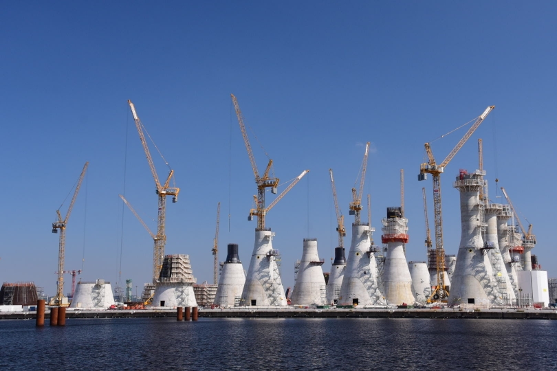 Auf dem Weg aus Le Havre hinaus komme ich an dieser gigantischen Massenproduktion (vermutlich von Fundamenten für Windkraftanlagen) vorbei