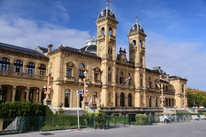 Nicht nur das Rathaus von San Sebastian hebt sich im Stadtbild ab