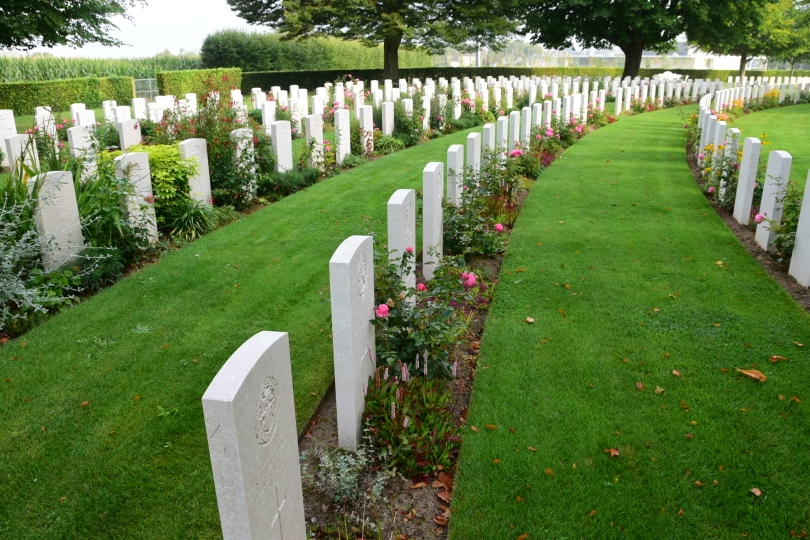 Der britische Militärfriedhof in Bayeux - neben ca. 4000 Soldaten des Commonwealth wurden hier auch ca. 400 deutsche Gefallene begraben