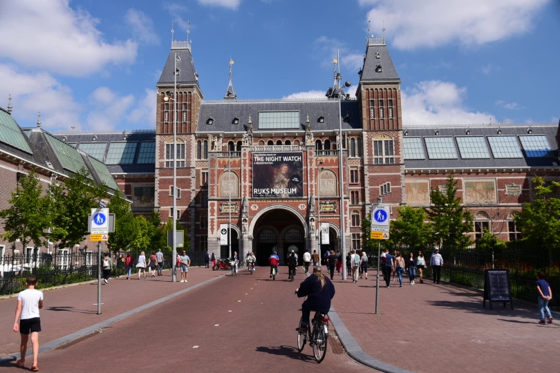 Das Staatsmuseum - und mitten hindurch führt ein breiter Radweg. Das gibt es wohl nur in Amsterdam