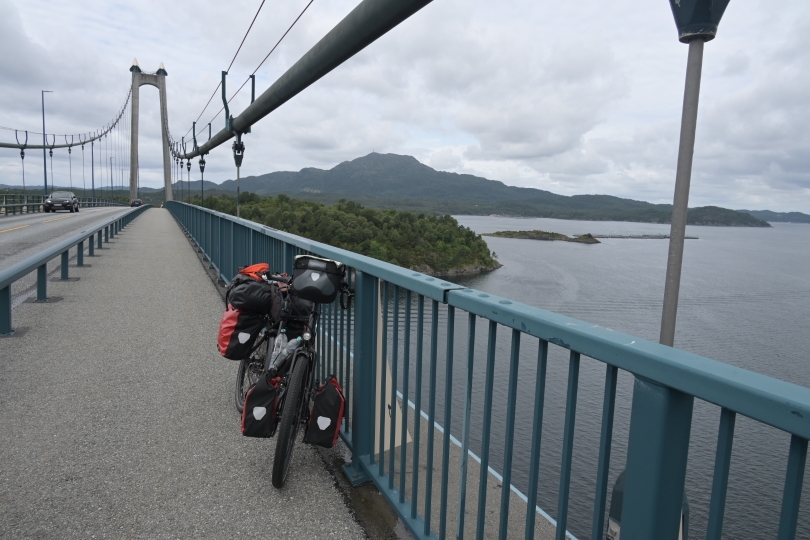 Immer wieder Fähren und gelegentlich eine Brücke, um die Fjorde zu überqueren - nur die Tunnel sind in der Regel tabu