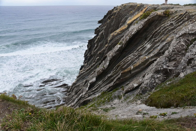 Die Landschaft ändert sich. Mit immer mehr Felsenküste kündigen sich die Pyrenäen an