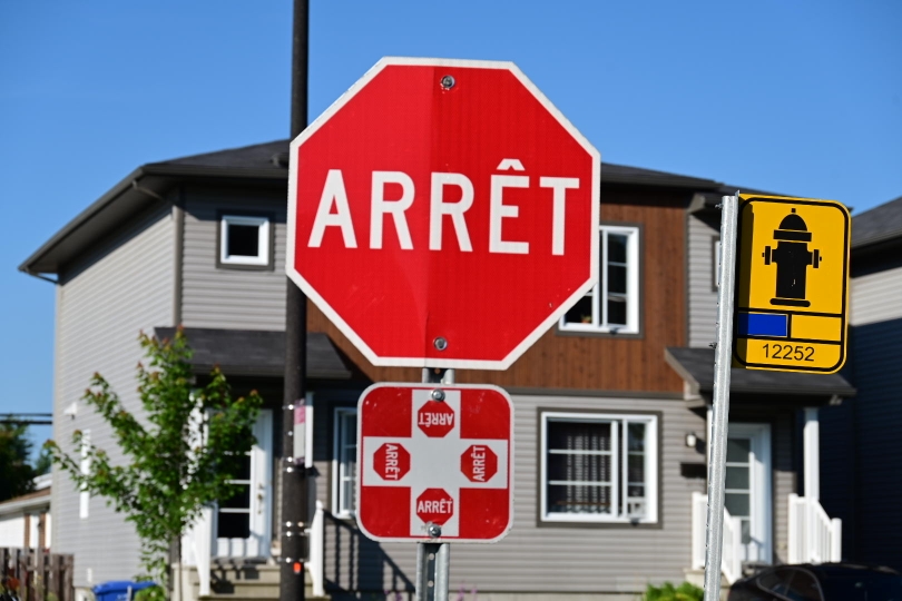 Nein - ein "STOP" würde hier wohl keiner verstehen. Mit dieser Reglung, Stopp-Schilder in allen Kreuzungszufahrten, hat Kanada wahrscheinlich die meisten Verkehrszeichen dieser Art auf der Welt