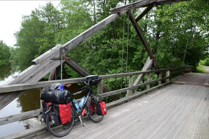 Diese Brücke ist nicht für die zahlreichen Holztransporter geeignet