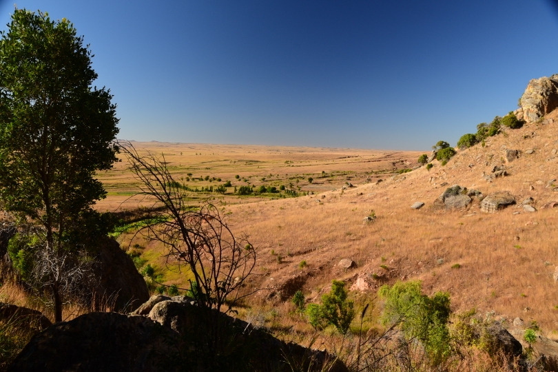 Weites Land - der Blick vom Isalo-Gebirge in die Grassavanne