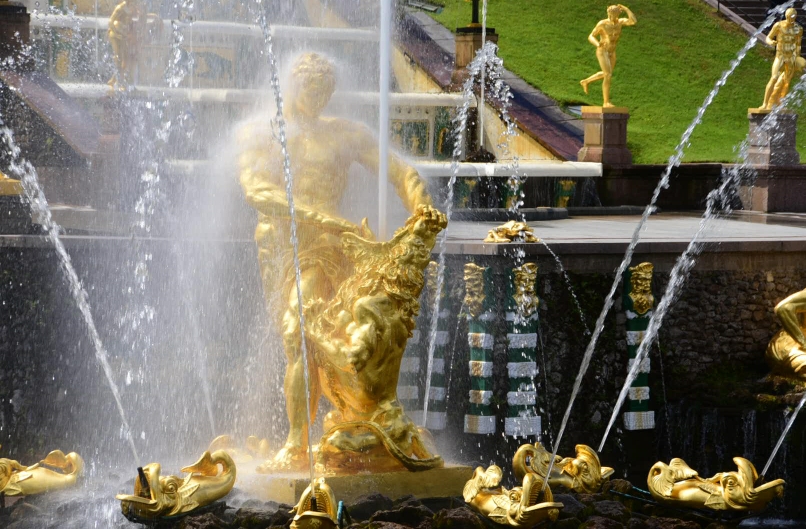 Die Wasserspiele beeindrucken - überall in der riesigen Parkanlage findet man wieder neue Springbrunnen. Hier aber die Kaskaden direkt vor dem Palast