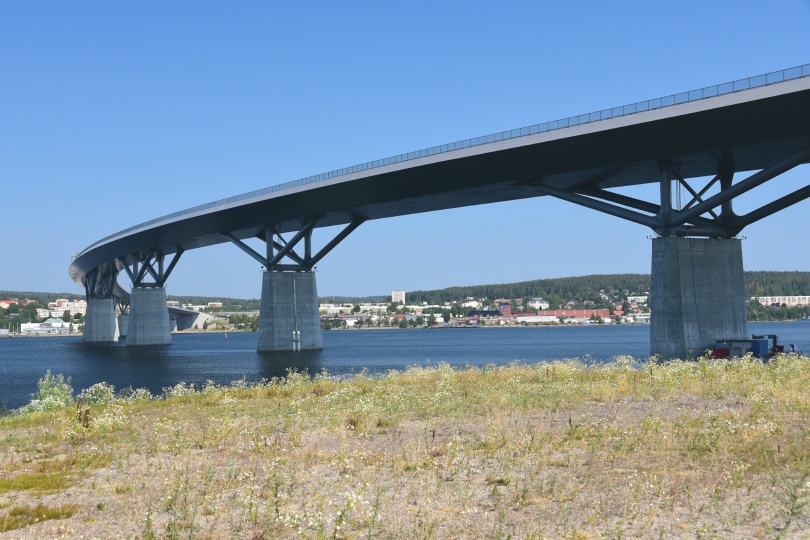 Das neue Wahrzeichen Sundsvalls ist allerdings die elegant geschwungene Brücke der E4 über den Fjord