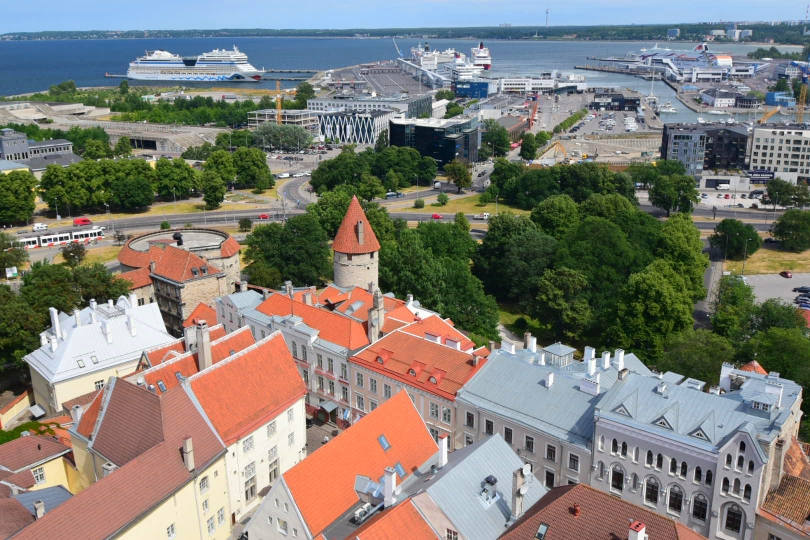 Fluch und Segen zugleich: Eine sehr schöne Altstadt direkt am Hafen, wo die Kreuzfahrtschiffe quasi Schlange stehen