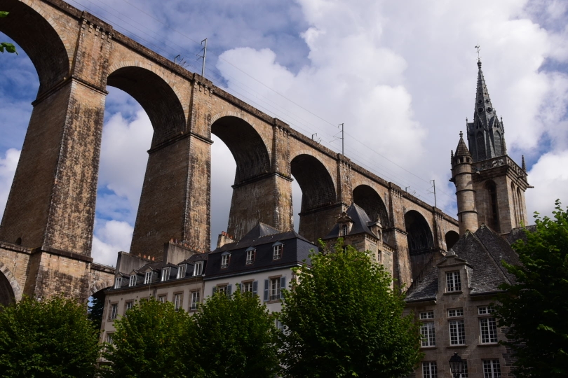 Morlaix wird von einer beeindruckenden Eisenbahnbrücke überquert