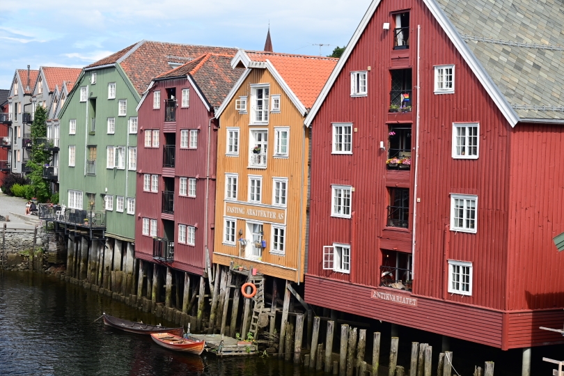 Postkartenmotiv in Trondheim: die alten Lagerhäuser am  Wasser