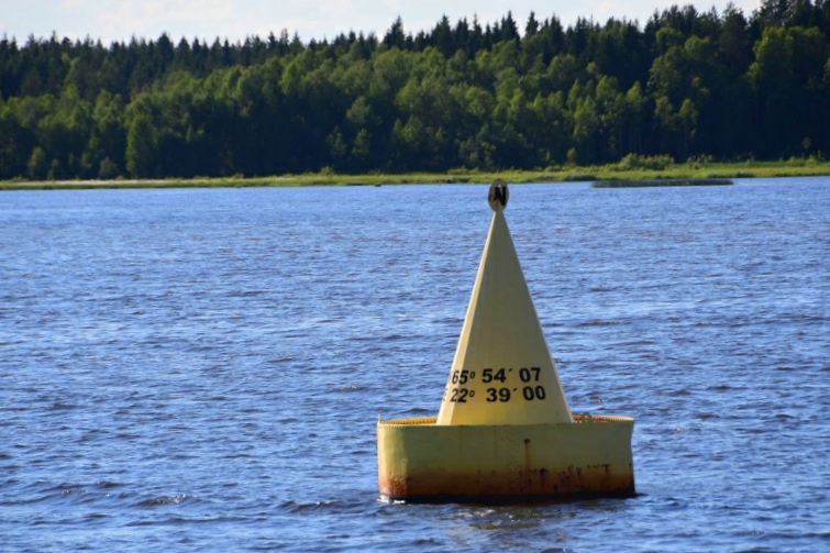 Meine Wendemarke - die Festmachertonne in Töre Hamn: N 65° 54' 07'' - der nördlichste Punkt der Ostsee und meiner Reise. Von jetzt an geht es Richtung Süden der Heimat entgegen