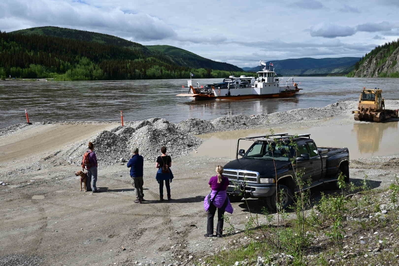 Der Yukon führt Hochwasser, was die Fährpassage nicht gerade einfacher macht, zumal die Anleger nur aus losem Schotter bestehen