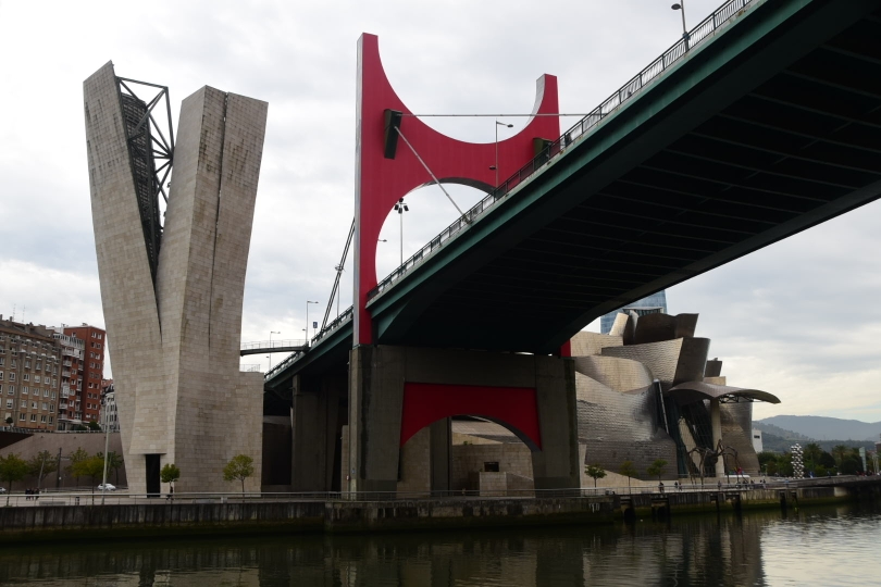 Selbst die Brücke über den Fluss ist in den Museumsbau integriert