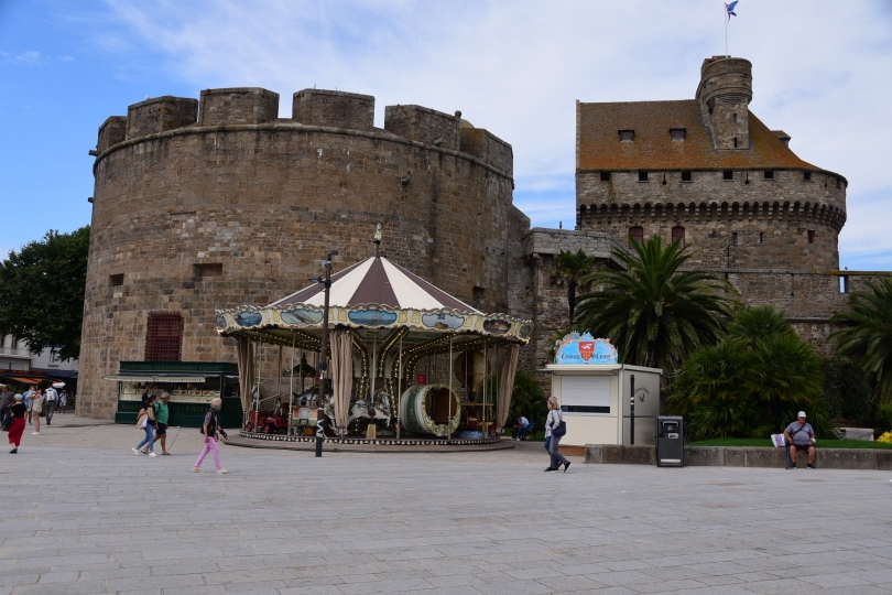 St. Malo unterscheidet sich noch einmal deutlich von den vielen anderen Städten hier an der Küste