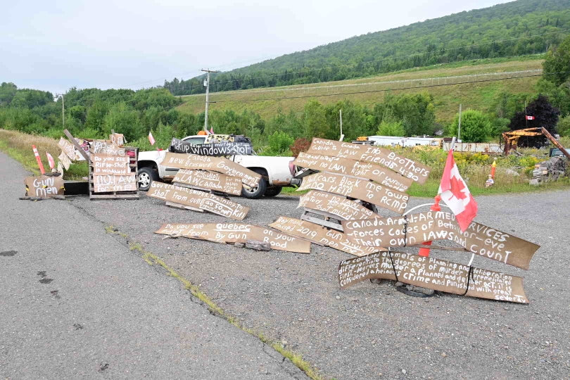 Schräge Typen gibt es wohl überall. Der Urheber dieses Schilderwaldes erklärt mir ausführlich, dass man wiederholt versucht hat, ihn umzubringen und dass ihm von keiner Seite Gerechtigkeit widerfährt - deswegen sein Protest