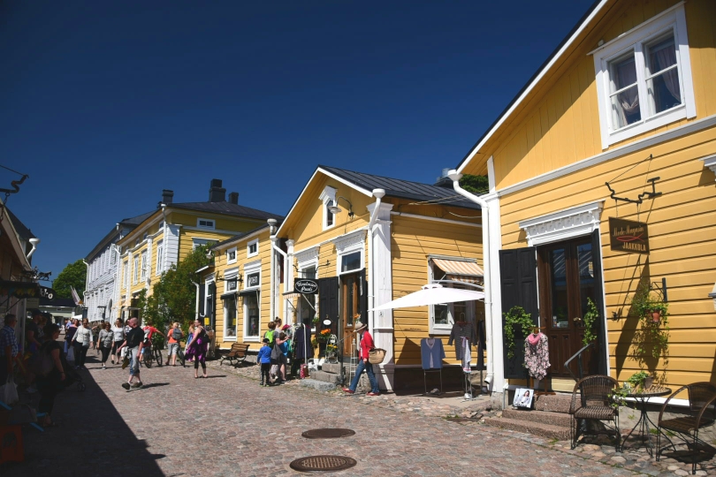 Eine sehr gepflegte und von Touristen überlaufene Altstadt komplett aus Holzhäusern 