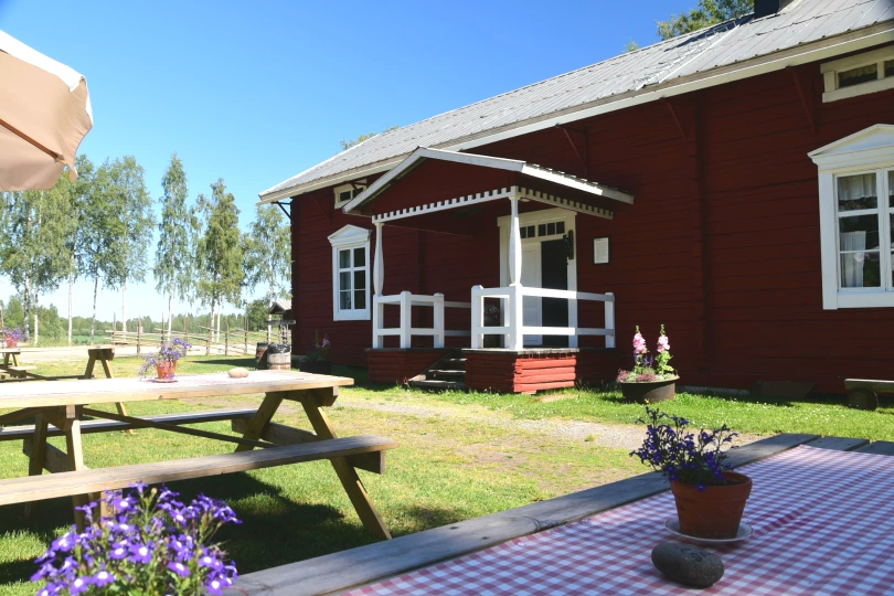 Ein Sommer-Café am in einem kleinen Ort lockt mit Selbstgebackenem und frischem Kaffee. Astrid-Lindgren-Ambiente inklusive