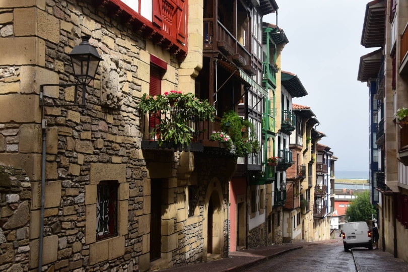 Die Altstadt von Irun wirkt komplett anders als französische Kleinstädte