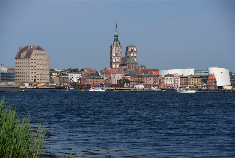 Stralsund von seiner schönsten Seite - vom Rügendamm. Die Stadt kenne ich recht gut und habe sie bis auf ein Fischbrötchen ausgelassen 