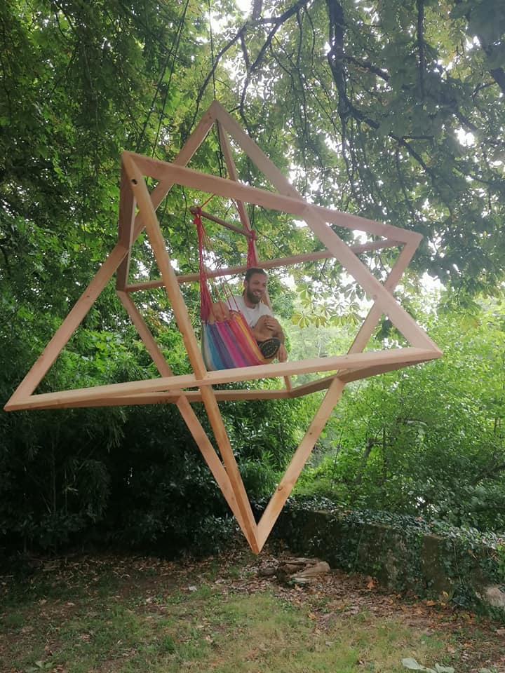 Merkaba tournante suspendu à un arbre centenaire