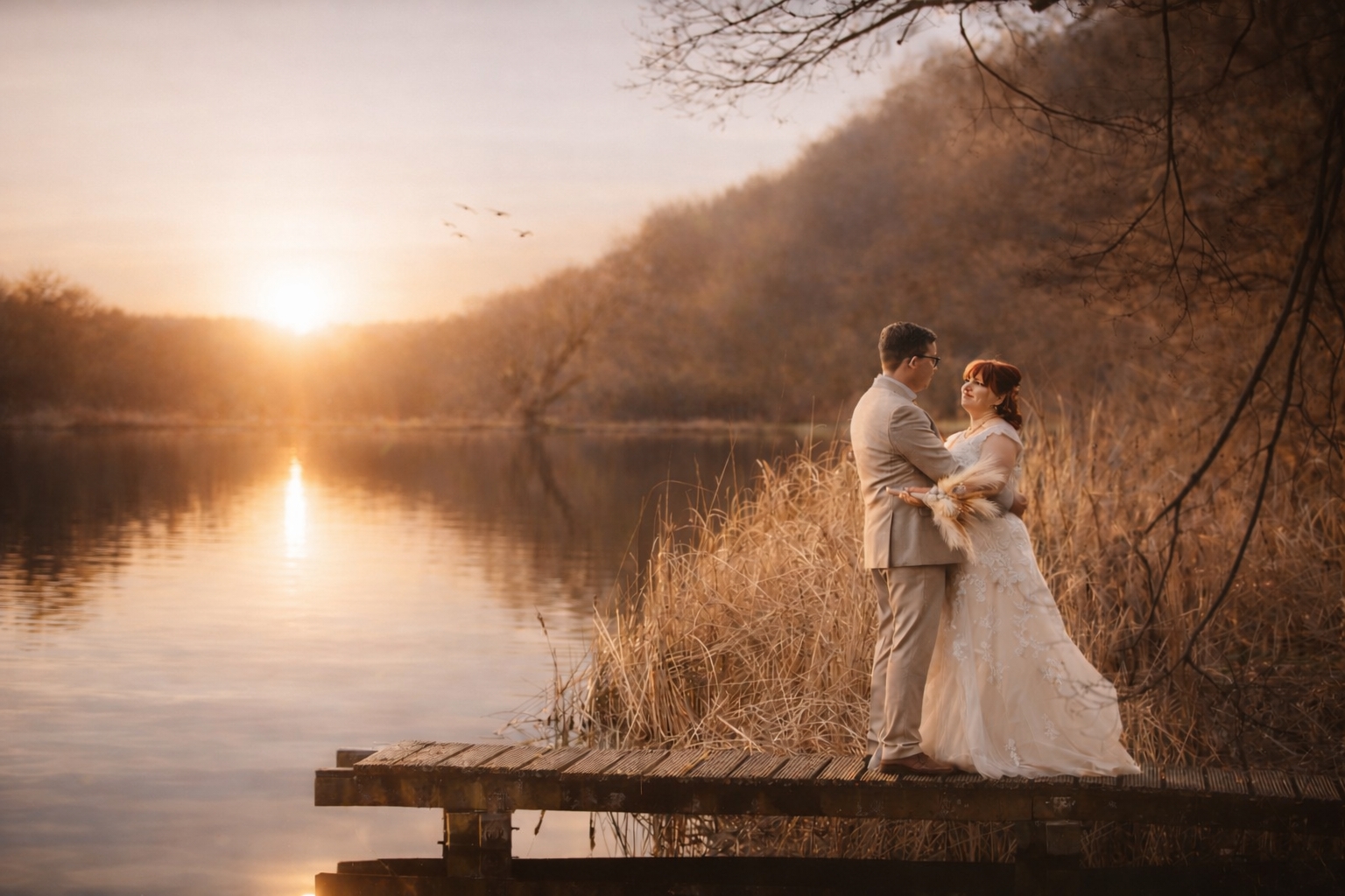 Hochzeitspaar auf einem Steg am See – natürliche Hochzeitsfotografie in Hessen im Werra-Meißner-Kreis, WAK und Unstrut-Hainich