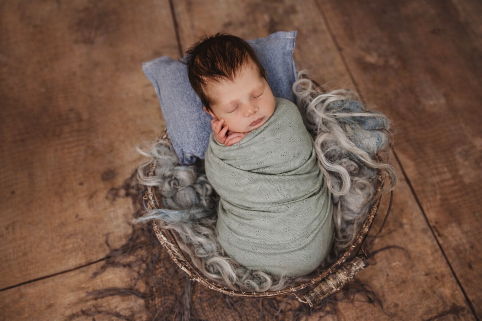 Neugeborenes gepuckt im Korb – natürliche Newbornfotografie im Werra-Meißner-Kreis