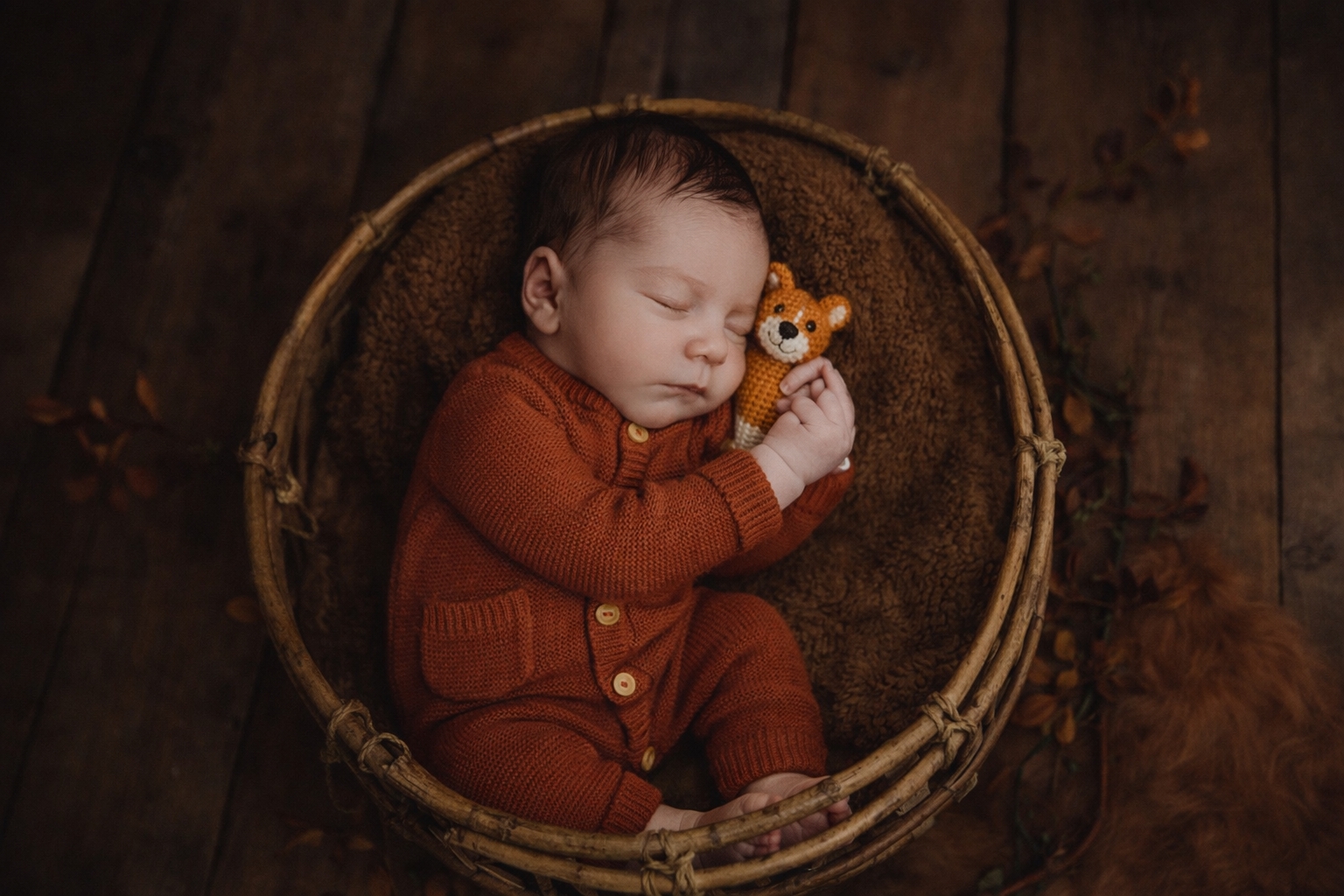 Neugeborenes schläft im Körbchen – natürliche Newbornfotografie in Eschwege