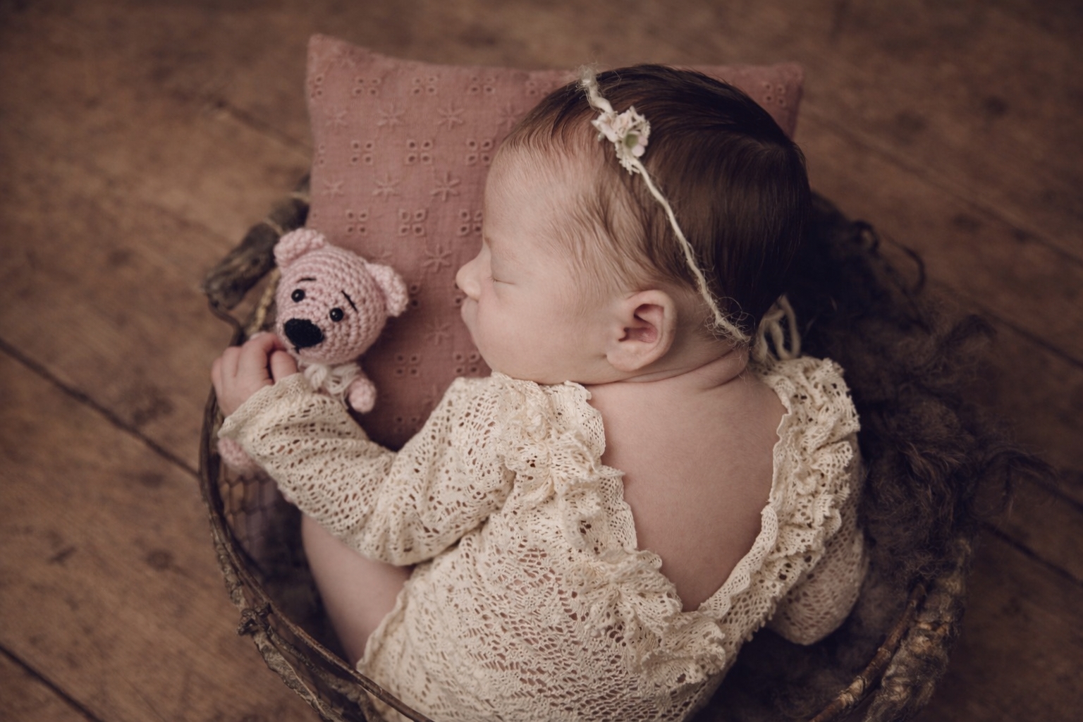 Schlafendes Neugeborenes im Körbchen mit Kuscheltier – natürliche Newbornfotografie im Werra-Meißner-Kreis