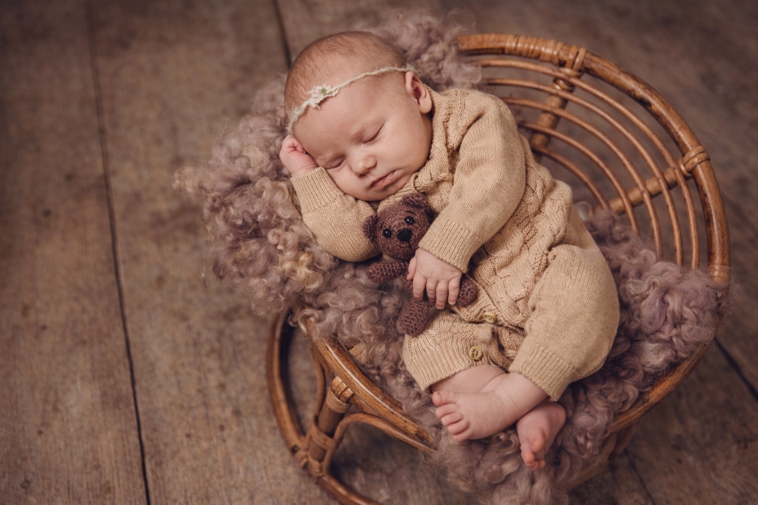 Schlafendes Neugeborenes im Rattanstuhl mit Kuscheltier – natürliches Newbornshooting im Werra-Meißner-Kreis