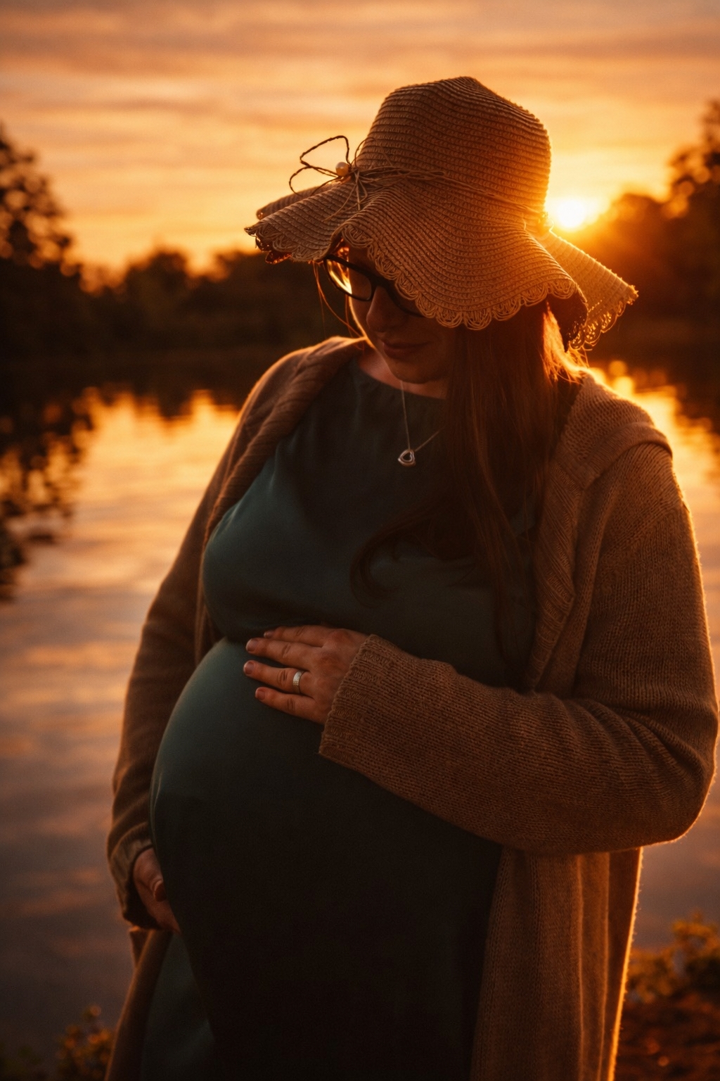 Babybauchshooting im Sonnenuntergang am See – Schwangere Frau mit Hut im Werra-Meißner-Kreis,Eschwege
