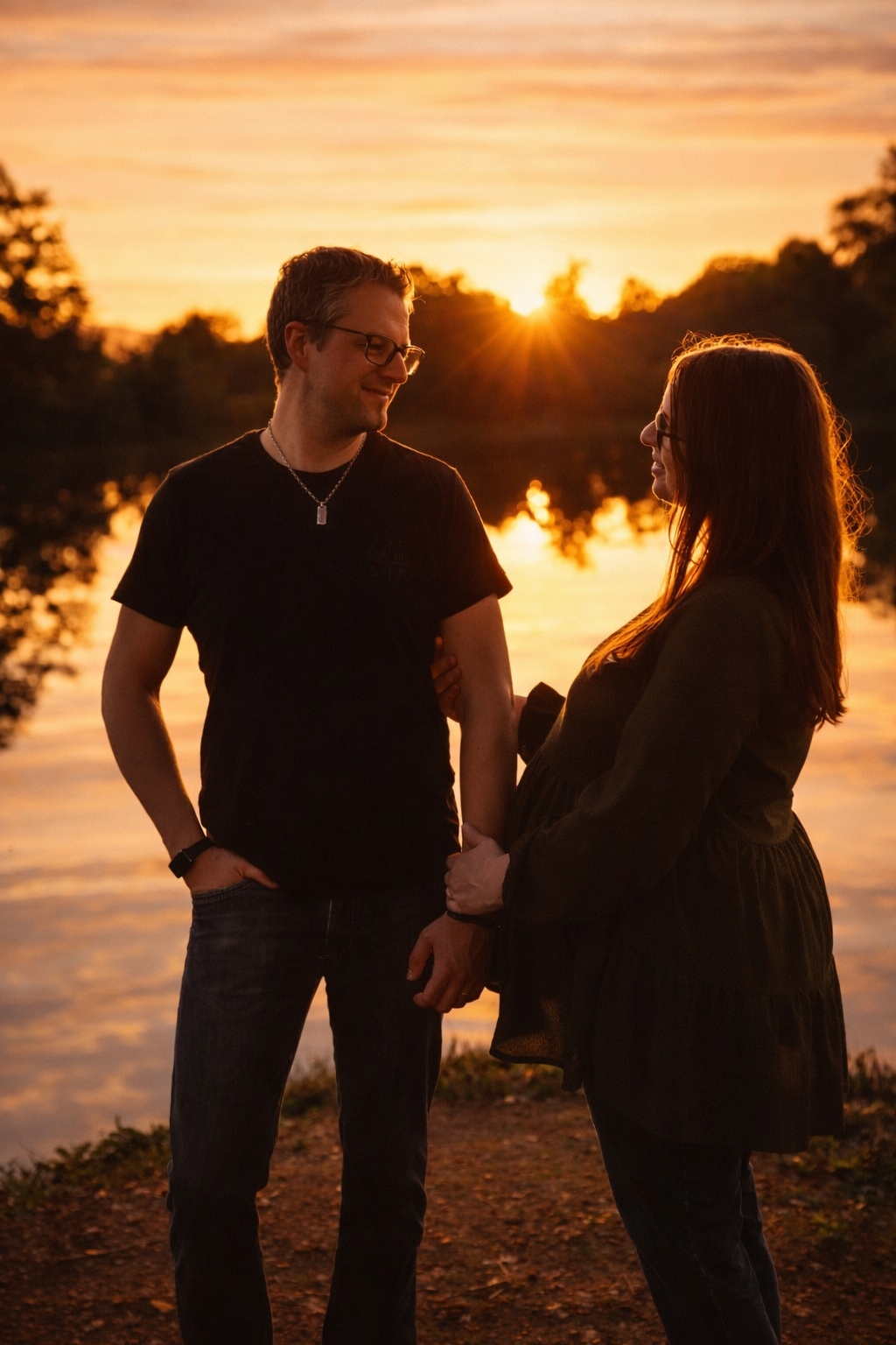 Schwangeres Paar beim Babybauchshooting im Sonnenuntergang am See,Eschwege,Hessen