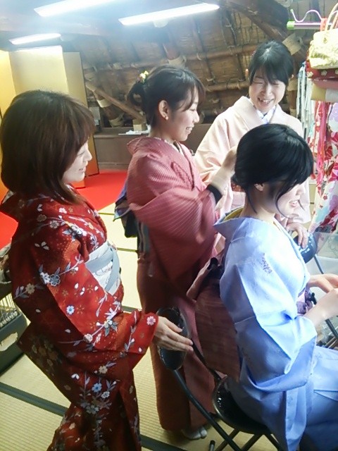 仲良しグループの卒業旅行の思い出作りは、下呂温泉合掌村で。