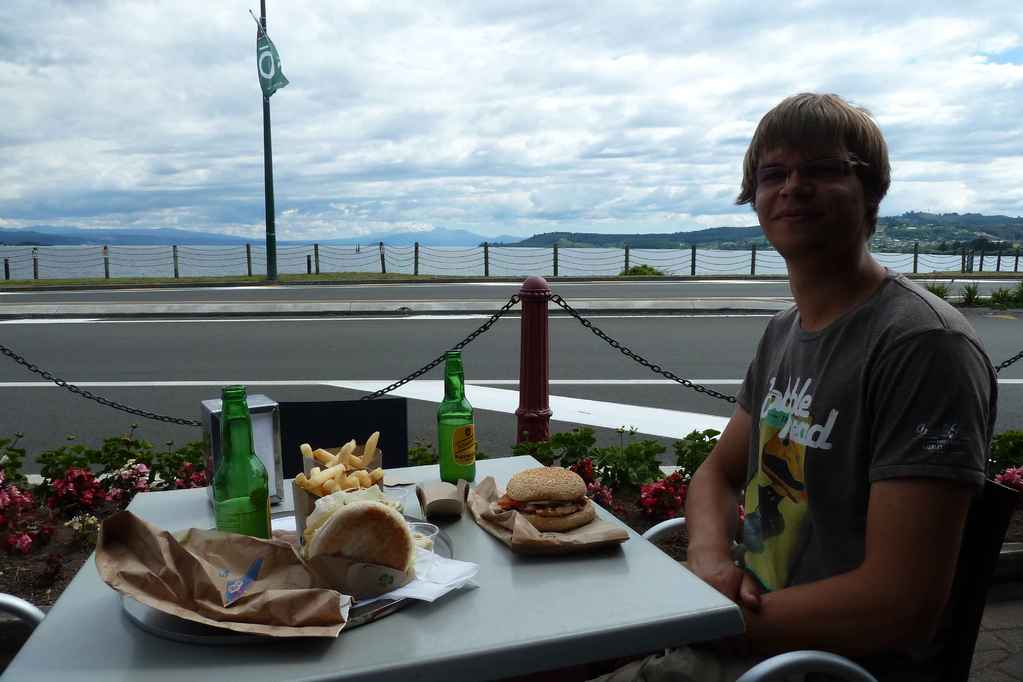 hmmjamjamjam...Burger bei Burgerfuel sind schon was feines. Hier mit Blick über Lake  Taupo und Mt. Ngauruhoe in der Ferne.