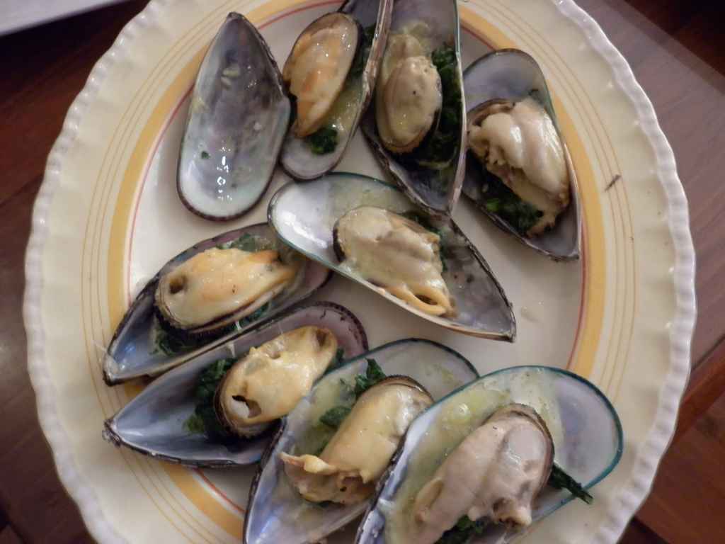 Und selbst gesammelte Green Mussels, mit SPinat in Knoblauch-Sahnesauce und Käse überbacken. Echt genial!