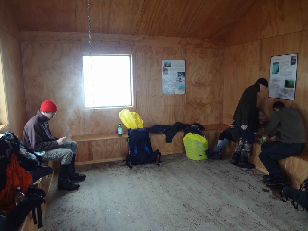 Lunchtime in einem Shelter auf Mackinnon Pass
