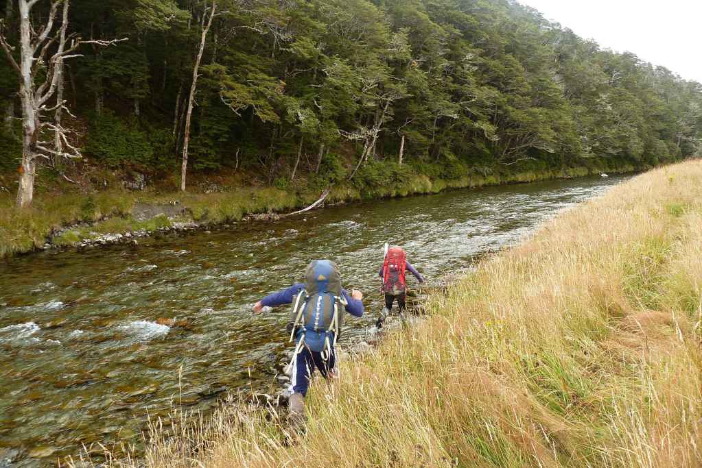 keine Wanderung in NZ ohne Flussüberquerung und nassen Füßen!