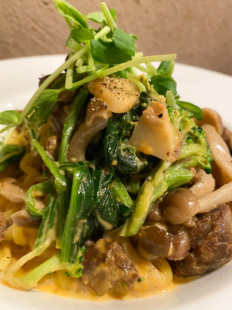 3.     じっくり煮込んだ牛ほほ肉とお野菜(ブロッコリー、しめじ、ほうれん草、エリンギ茸)のトマトクリームソース　🧀　１,４００円  