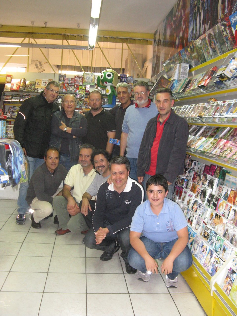 Foto di gruppo all'interno del negozio "Fumettopoli".